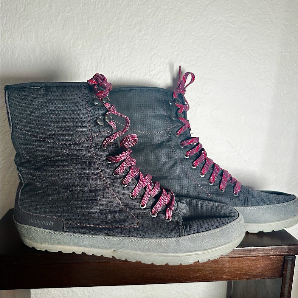 Patagonia Women’s Activist Puff High Waterproof Snow Boot, Black/Currant, 9M uS